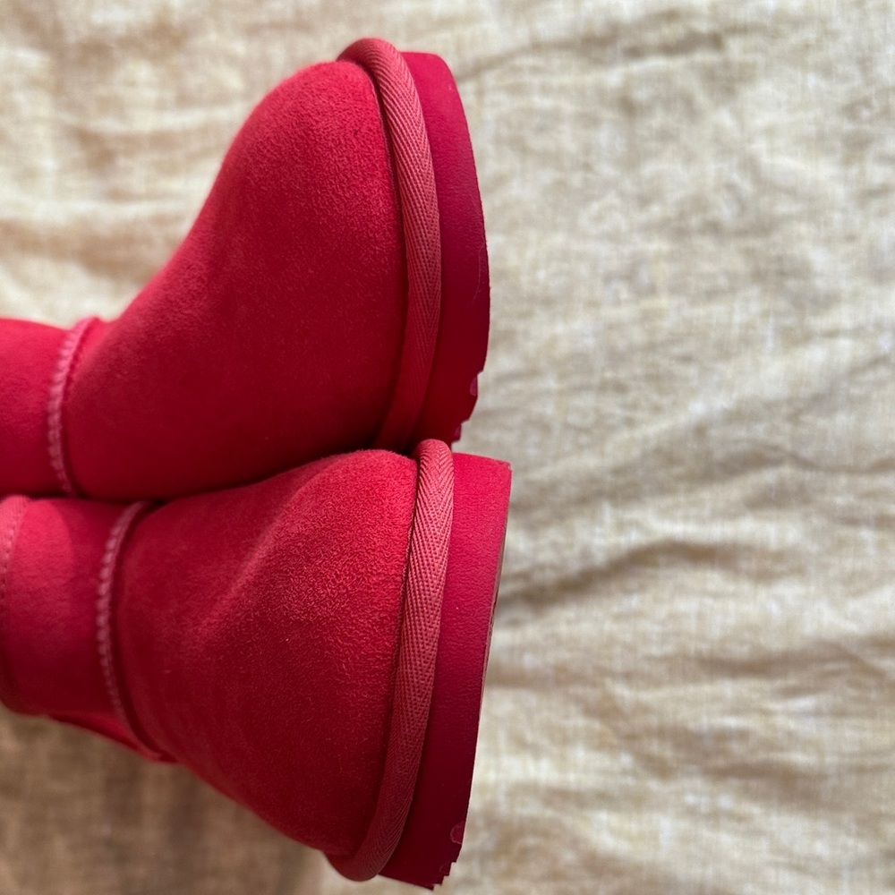 UGG Ultra mini in Ribbon Red new without tags - Picture 16 of 17